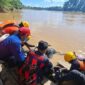 EVAKUASI KORBAN TENGGELAM: Tim SAR gabungan dan masyarakat setempat saat mengevakuasi jasad Dimas Ramadhoni (24) dari aliran Sungai Batang Tembesi, Desa Jelutih, Kecamatan Batin XXIV, Kamis (28/5/2026). Korban berhasil ditemukan setelah enam hari pencarian intensif dan hanyut sejauh 17 kilometer dari lokasi awal tempatnya memancing. (Foto: Dok. Istimewa / Pos SAR Bungo)