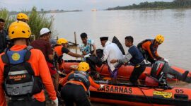 Tim SAR Gabungan mengevakuasi jasad M. Fajar Setiawan (7), bocah yang tenggelam di Sungai Batanghari, Desa Teluk Jambu, Muaro Jambi, Rabu (17/6/2026). Korban ditemukan meninggal dunia pada operasi pencarian hari kedua setelah terseret arus saat mencuci tangan di tepi sungai. (Foto: Basarnas Jambi)