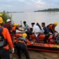 Tim SAR Gabungan mengevakuasi jasad M. Fajar Setiawan (7), bocah yang tenggelam di Sungai Batanghari, Desa Teluk Jambu, Muaro Jambi, Rabu (17/6/2026). Korban ditemukan meninggal dunia pada operasi pencarian hari kedua setelah terseret arus saat mencuci tangan di tepi sungai. (Foto: Basarnas Jambi)