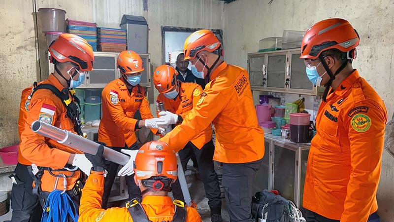 Tim SAR Evakuasi Mayat dari Sumur Maut di Kasang Kumpeh, Muaro Jambi. FOTO : Humas SAR Jambi