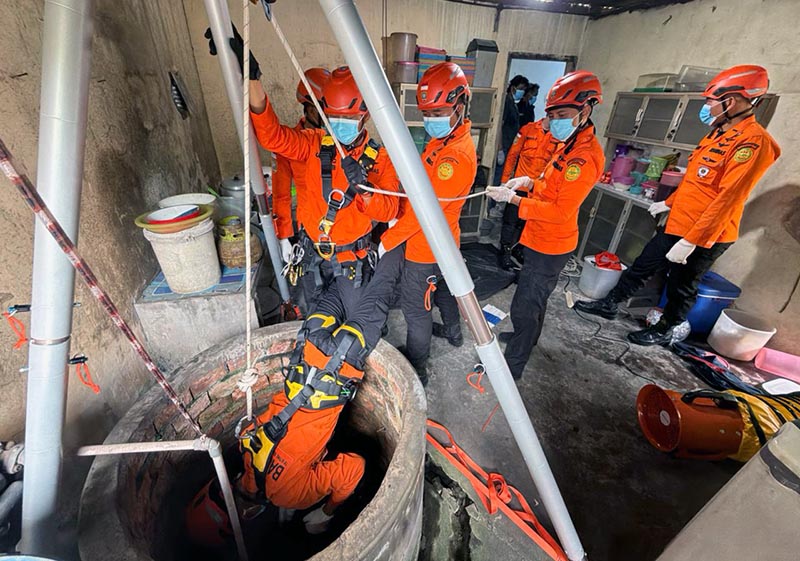 Tim SAR Evakuasi Mayat dari Sumur Maut di Kasang Kumpeh, Muaro Jambi. FOTO : Humas SAR Jambi