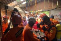 Detik-Detik Mencekam Evakuasi Korban Gas Beracun di Jambi: Tim SAR Gunakan Tabung Oksigen Masuk ke Dasar Sumur. FOTO : Humas SAR Jambi