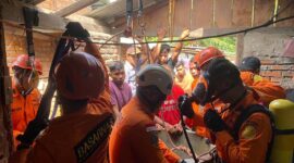 Detik-Detik Mencekam Evakuasi Korban Gas Beracun di Jambi: Tim SAR Gunakan Tabung Oksigen Masuk ke Dasar Sumur. FOTO : Humas SAR Jambi