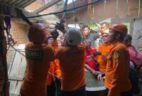 Tim SAR Gabungan Bersama Warga Mengevakuasi K0rban Saja (26) dari Dalam Sumur Belasan Meter, Selasa (20/01/26). FOTO : Humas SAR Jambi