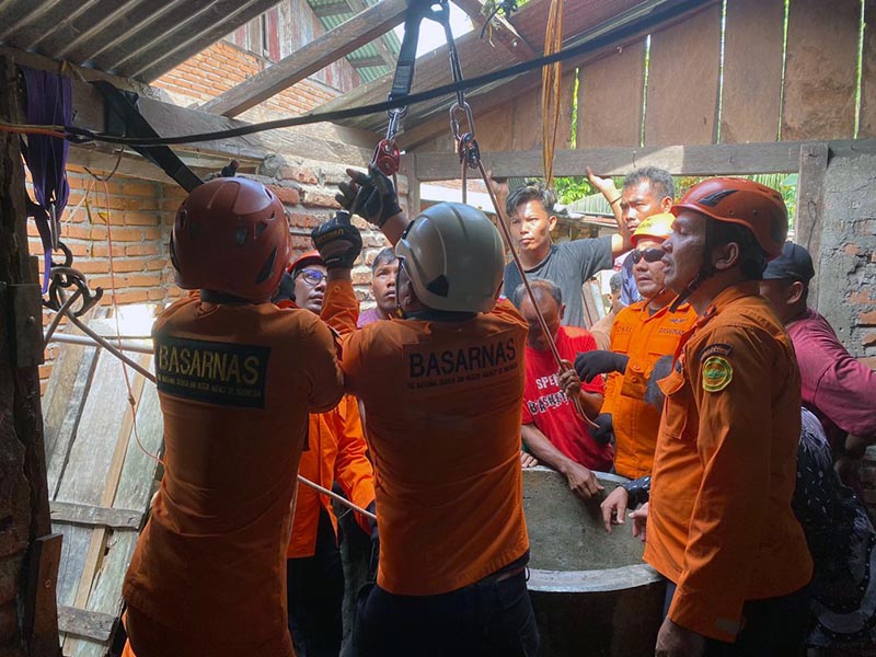 Tim SAR Gabungan Bersama Warga Mengevakuasi K0rban Saja (26) dari Dalam Sumur Belasan Meter, Selasa (20/01/26). FOTO : Humas SAR Jambi