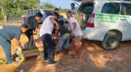 Petugas Mengevakuasi Korban dengan Mobil Ambulns. FOTO : Ist