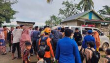 Evakuasi Korban Kapal Pompong Terbakar di Sungai Batanghari oleh Tim SAR Gabungan ke Rumah Duka. FOTO : Humas KANSAR Jambi.