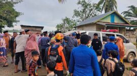 Evakuasi Korban Kapal Pompong Terbakar di Sungai Batanghari oleh Tim SAR Gabungan ke Rumah Duka. FOTO : Humas KANSAR Jambi.