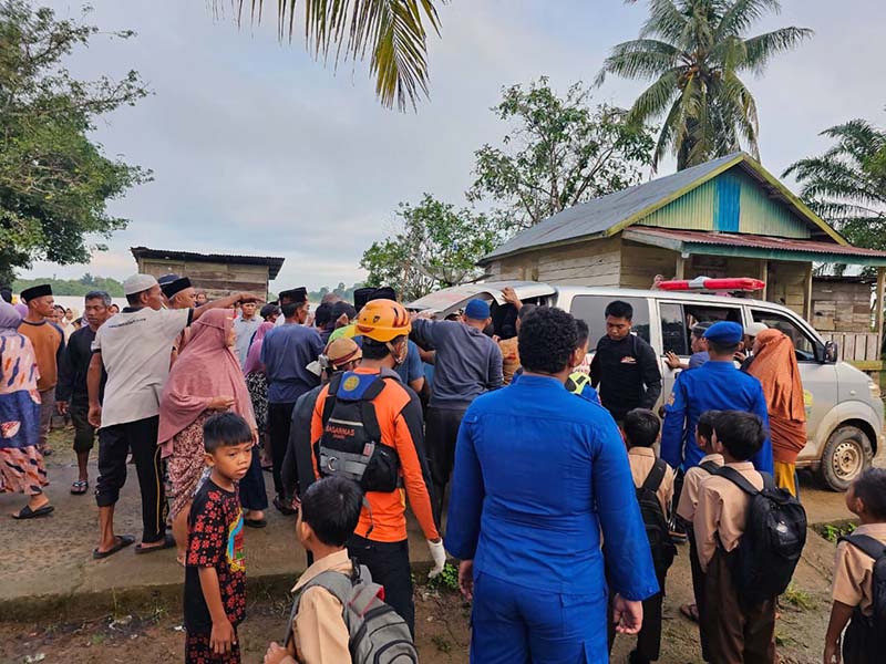 Evakuasi Korban Kapal Pompong Terbakar di Sungai Batanghari oleh Tim SAR Gabungan ke Rumah Duka. FOTO : Humas KANSAR Jambi.