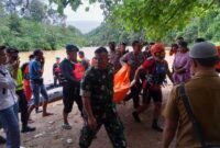 Tim SAR Gabungan Saat Evakuasi Mayat Ozan Tenggelam di Sungai Pulau Rayo Batang Merangin, Selasa (28/2/23). FOTO : Basarnas Jambi.