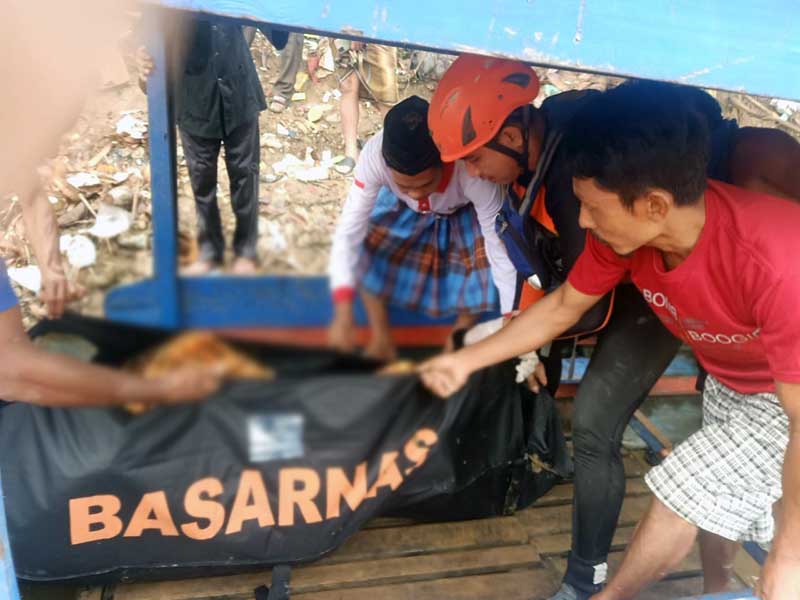Tim SAR Gabungan Saat Melakukan Evakuasi Korban Winarto (52) yang tenggelam di Sungai Ale Desa Olak Kemang, Kecamatan Muara Tabir, Kabupaten Tebo, Selsa (6/6/23). FOTO : BASARNAS