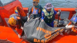 Tim SAR Gabungan Evakuasi Dua Nelayan Korban Kecelakaan Kapal di Perairan Kampung Laut Tanjab Timur. FOTO : HMS