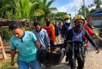 im SAR Gabungan bersama warga mengevakuasi jenazah Idrus (61), nelayan yang dilaporkan hilang di Sungai Pengabuan, Kabupaten Tanjung Jabung Barat, Jambi, Kamis (16/7/2026). Jasad korban berhasil ditemukan setelah terseret arus sejauh 4 kilometer dari lokasi awal diduga hilang. (Foto: Dok. Basarnas/SAR Kuala Tungkal)