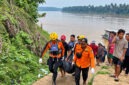 Personel Pos SAR Bungo, BPBD Tebo, dan unsur Tim SAR Gabungan saat mengevakuasi jenazah Nazmi (50) di tepian Sungai Batanghari, Desa Kemantan, Kecamatan Tebo Ilir, Kabupaten Tebo, Jambi, Minggu (4/10/2026) pagi. (FOTO : Dok. Kantor SAR JAMBI