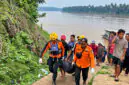 Personel Pos SAR Bungo, BPBD Tebo, dan unsur Tim SAR Gabungan saat mengevakuasi jenazah Nazmi (50) di tepian Sungai Batanghari, Desa Kemantan, Kecamatan Tebo Ilir, Kabupaten Tebo, Jambi, Minggu (4/10/2026) pagi. (FOTO : Dok. Kantor SAR JAMBI