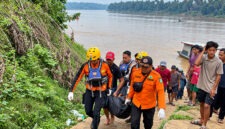 Personel Pos SAR Bungo, BPBD Tebo, dan unsur Tim SAR Gabungan saat mengevakuasi jenazah Nazmi (50) di tepian Sungai Batanghari, Desa Kemantan, Kecamatan Tebo Ilir, Kabupaten Tebo, Jambi, Minggu (4/10/2026) pagi. (FOTO : Dok. Kantor SAR JAMBI