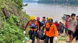 Personel Pos SAR Bungo, BPBD Tebo, dan unsur Tim SAR Gabungan saat mengevakuasi jenazah Nazmi (50) di tepian Sungai Batanghari, Desa Kemantan, Kecamatan Tebo Ilir, Kabupaten Tebo, Jambi, Minggu (4/10/2026) pagi. (FOTO : Dok. Kantor SAR JAMBI