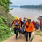 Personel Pos SAR Bungo, BPBD Tebo, dan unsur Tim SAR Gabungan saat mengevakuasi jenazah Nazmi (50) di tepian Sungai Batanghari, Desa Kemantan, Kecamatan Tebo Ilir, Kabupaten Tebo, Jambi, Minggu (4/10/2026) pagi. (FOTO : Dok. Kantor SAR JAMBI