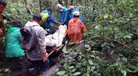 Tim Rescue Basarnas Pos SAR Kerinci gabungan dari TNKS dan relawan berhasil Saat evakuasi Seorang Pendaki Gunung Kerinci yang Cidera Kaki, Sabtu (19/8/23). FOTO : BAsarnas