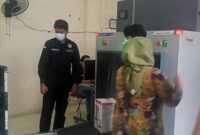 Petugas Bea Cukai Kuala Tungkal dengan menggunakan X-Ray melakukan pemeriksaan Barang bawaan Penumpang dari Batam, Jum'at (26/8/22). FOTO : Bas/LT