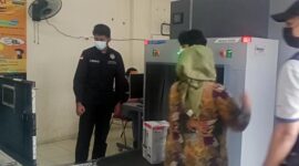 Petugas Bea Cukai Kuala Tungkal dengan menggunakan X-Ray melakukan pemeriksaan Barang bawaan Penumpang dari Batam, Jum'at (26/8/22). FOTO : Bas/LT