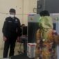 Petugas Bea Cukai Kuala Tungkal dengan menggunakan X-Ray melakukan pemeriksaan Barang bawaan Penumpang dari Batam, Jum'at (26/8/22). FOTO : Bas/LT