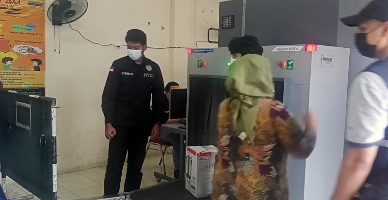 Petugas Bea Cukai Kuala Tungkal dengan menggunakan X-Ray melakukan pemeriksaan Barang bawaan Penumpang dari Batam, Jum'at (26/8/22). FOTO : Bas/LT