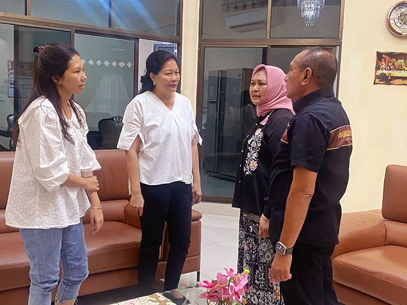 Edy Rahmayadi beserta isteri mengunjungi kediaman almarhum Baskami Ginting mantan ketua Dprd Sumut untuk bersilaturahmi dengan keluarga yang ditinggalkan. FOTO : RI-1