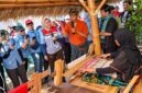 VP Community Involvement Development Pertamina Patra Niaga, Dian Hapsari Firasati (tengah, mengenakan rompi), berdialog dengan perajin saat meninjau proses pembuatan kain tradisional di Galeri Mina Tenun, Desa Sukarara, Kabupaten Lombok Tengah, Nusa Tenggara Barat (NTB). (FOTO : Dok. PERTAMINA)
