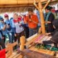 VP Community Involvement Development Pertamina Patra Niaga, Dian Hapsari Firasati (tengah, mengenakan rompi), berdialog dengan perajin saat meninjau proses pembuatan kain tradisional di Galeri Mina Tenun, Desa Sukarara, Kabupaten Lombok Tengah, Nusa Tenggara Barat (NTB). (FOTO : Dok. PERTAMINA)