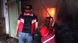 Petugas Damkar Kota Jambi Melakukan Upaya Pemadaman Terhada Sebanyak 6 tempat usaha dan 2 rumah Warga yang Terbakar di Jalan Sumanteri Bojonegoro, Sipin, Kota Jambi, Minggu (16/7/23) sekitar pukul 17.00 WIB. FOTO : Damkar

