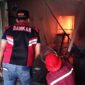 Petugas Damkar Kota Jambi Melakukan Upaya Pemadaman Terhada Sebanyak 6 tempat usaha dan 2 rumah Warga yang Terbakar di Jalan Sumanteri Bojonegoro, Sipin, Kota Jambi, Minggu (16/7/23) sekitar pukul 17.00 WIB. FOTO : Damkar

