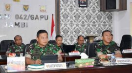 Danrem 042/Gapu Brigjen TNI Supriono, S.IP, MM, Mengikuti Entry Briefing. FOTO : PENREM