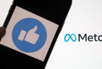 Ilustrasi logo Meta, nama baru perusahaan induk Facebook. Foto diambil pada 28 Oktober 2021 di Los Angeles, Amerika Serikat, menampilkan seseorang mengakses Facebook dengan ponsel pintar di depan layar komputer yang memperlihatkan logo Meta.(AFP PHOTO/CHRIS DELMAS)