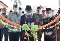 FOTO : Gubernur Jambi Dr. H. Fachrori Umar Memotong Pita Tanda Peresmian Balai Pelatihan Kesehatan (Bapelkes) Provinsi Jambi sebagai Tempat Isolasi Mandiri Penanganan Covid-19 di Pijoa Kabupaten Muaro Jambi, Kamis (25/06/20).