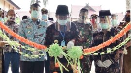 FOTO : Gubernur Jambi Dr. H. Fachrori Umar Memotong Pita Tanda Peresmian Balai Pelatihan Kesehatan (Bapelkes) Provinsi Jambi sebagai Tempat Isolasi Mandiri Penanganan Covid-19 di Pijoa Kabupaten Muaro Jambi, Kamis (25/06/20).