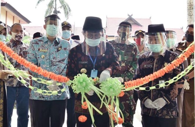 FOTO : Gubernur Jambi Dr. H. Fachrori Umar Memotong Pita Tanda Peresmian Balai Pelatihan Kesehatan (Bapelkes) Provinsi Jambi sebagai Tempat Isolasi Mandiri Penanganan Covid-19 di Pijoa Kabupaten Muaro Jambi, Kamis (25/06/20).