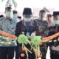 FOTO : Gubernur Jambi Dr. H. Fachrori Umar Memotong Pita Tanda Peresmian Balai Pelatihan Kesehatan (Bapelkes) Provinsi Jambi sebagai Tempat Isolasi Mandiri Penanganan Covid-19 di Pijoa Kabupaten Muaro Jambi, Kamis (25/06/20).