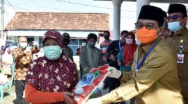 FOTO : Gubernur Jambi Fachrori Umar Saat Menyerahkan Bantuan Sembako dari PUSKUD Provinsi Jambi Kepada Masyarakat di halaman Kantor PUSKUD Provinsi Jambi, Telanaipura - Jambi, Senin (11/05/20).