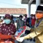 FOTO : Gubernur Jambi Fachrori Umar Saat Menyerahkan Bantuan Sembako dari PUSKUD Provinsi Jambi Kepada Masyarakat di halaman Kantor PUSKUD Provinsi Jambi, Telanaipura - Jambi, Senin (11/05/20).