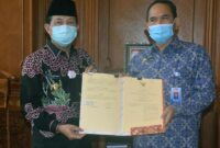 FOTO : Gubernur Jambi, Fachori Umar menandatangani MoU dengan Kepala Perwakilan BPKP Provinsi Jambi Sueb Cahyadi, tentang Pelaksanaan Pengawasan Penyelenggaraan Pemerintahan Daerah, Kamis (10/12/20).