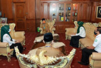 FOTO : Gubernur Jambi H. Fachrori Umar didampingi Staf Ahli Sri Anggunaini menerima kunjungan Kepala BPJS Provinsi Jambi di Ruang Kerjanya, Senin (04/05/20).