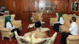 FOTO : Gubernur Jambi H. Fachrori Umar didampingi Staf Ahli Sri Anggunaini menerima kunjungan Kepala BPJS Provinsi Jambi di Ruang Kerjanya, Senin (04/05/20).