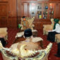 FOTO : Gubernur Jambi H. Fachrori Umar didampingi Staf Ahli Sri Anggunaini menerima kunjungan Kepala BPJS Provinsi Jambi di Ruang Kerjanya, Senin (04/05/20).