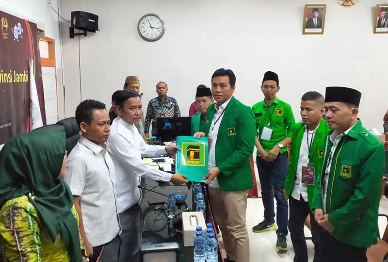 Ketua DPW PPP Provinsi Jambi Muhammad Fadhil Arief ketika Menyerahkan Berkas Pendaftaran 55 Bacaleg di KPU Provinsi Jambi, Jumat (12/5/23). [FOTO : Ist/PPP]