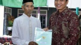 Bupati Batanghari Muhammad Fadhil Arief, SE membagikan secara simbolis sertifikat tanah program PTSL kepada warga Dusun Johor, RT 07 Desa Bungku, Kecamatan Bajubang, Kamis (9/6/22).