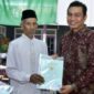 Bupati Batanghari Muhammad Fadhil Arief, SE membagikan secara simbolis sertifikat tanah program PTSL kepada warga Dusun Johor, RT 07 Desa Bungku, Kecamatan Bajubang, Kamis (9/6/22).