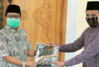 FOTO : Gubernur Jambi Dr. H. Fachrori Umar Menyerahkan 1.000 Masker Kepada Pengelola Pasar Angso Duo M. Purnomo Sidi di Rumah Dinas Wakil Gubernur, Jum’at (10/04/20)