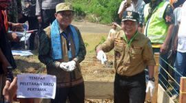 FOTO : Gubernur Jambi Fachrori dan Bupati Al-Haris Melakukan Peletakkan Batu Pertama Pembangunan Jembatan Rantau Limau Manis di Desa Rantau Limau Manis Kecamatan Tabir Ilir Kabupaten Merangin, Kamis (23/07/20).

