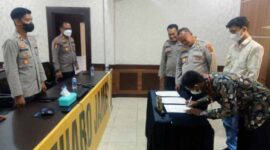 Penandatanganan Pakta Integritas Seleksi Penerimaan Tamtama Polri Gel. I TA 2023 Polres Muaro Jambi. FOTO : Humas PMJ